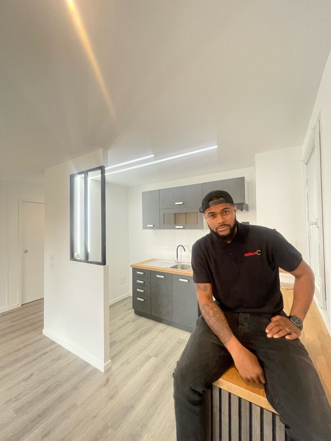Carlos, gérant de CDRELEC, dans un intérieur rénové