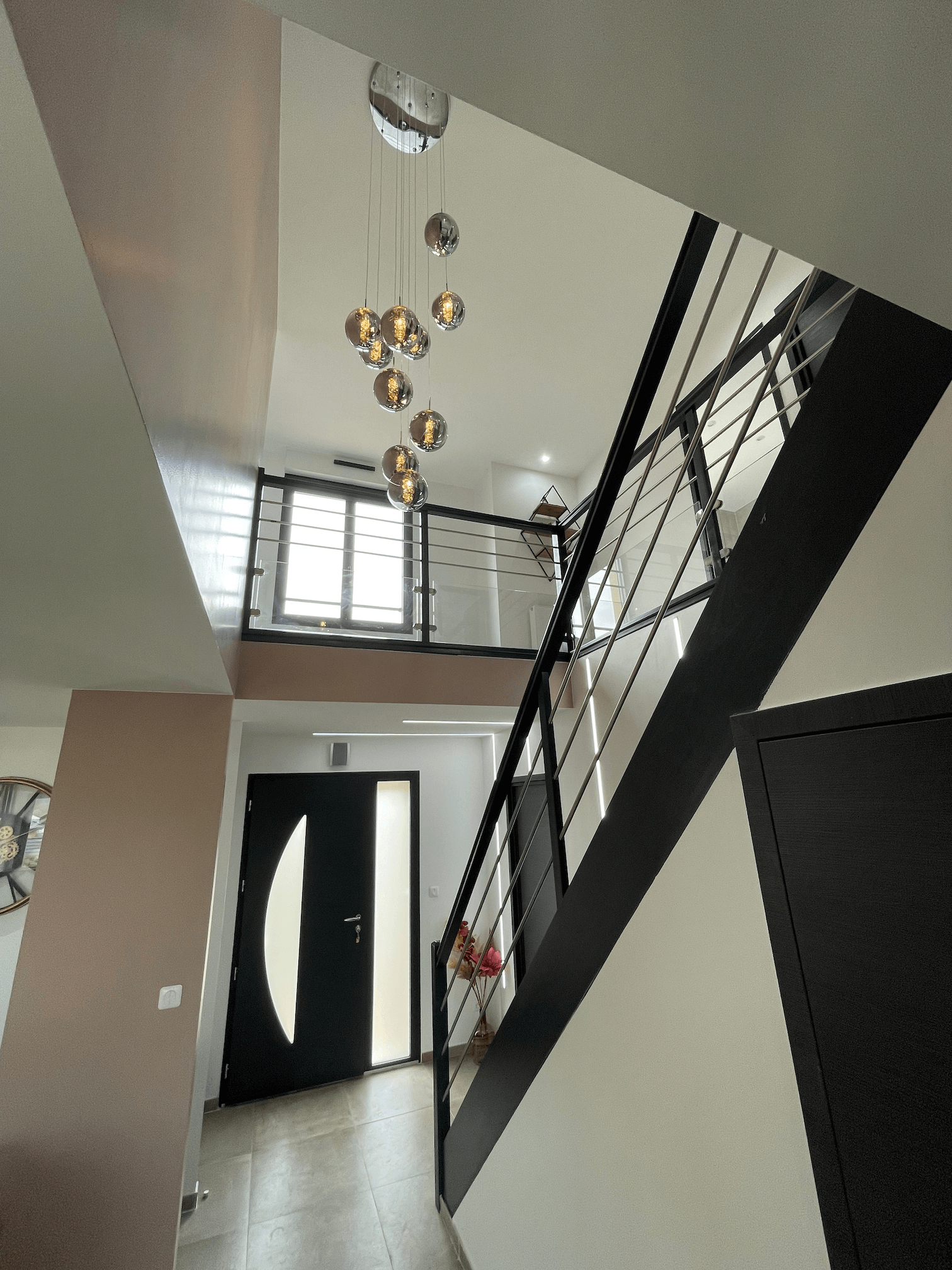 Escalier rénové avec éclairage décoratif