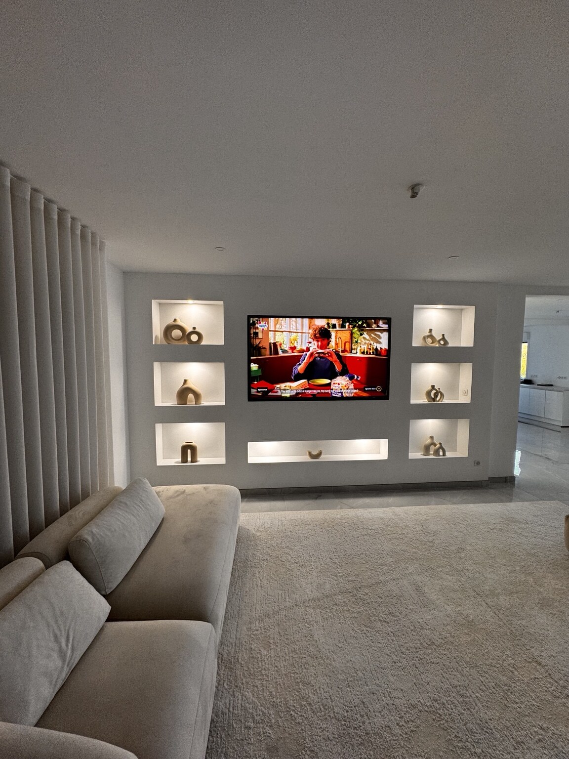 Mur TV sur mesure avec niches décoratives éclairées
