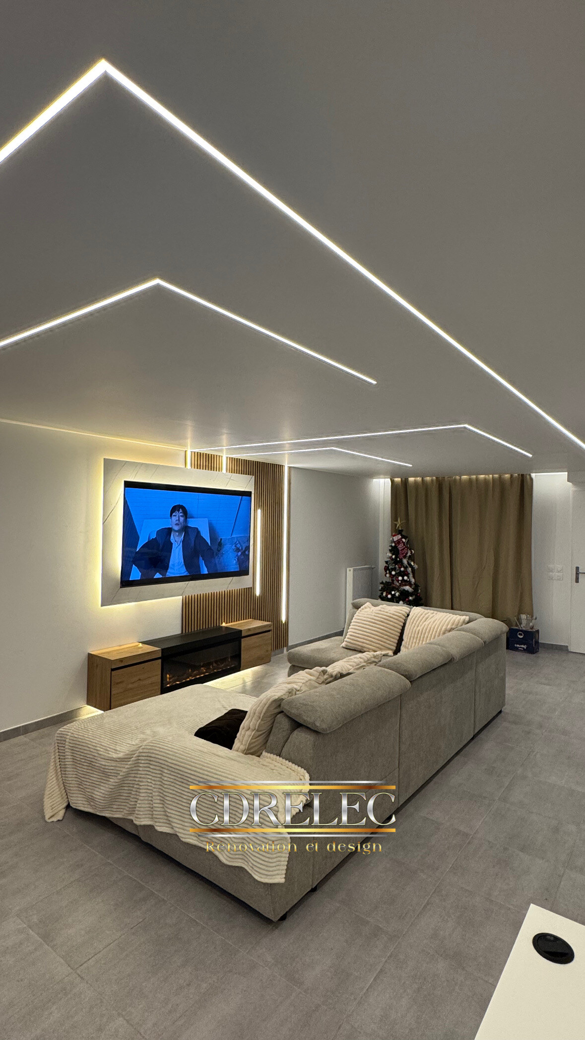 Salon rénové avec décor TV et plafond LED sur mesure